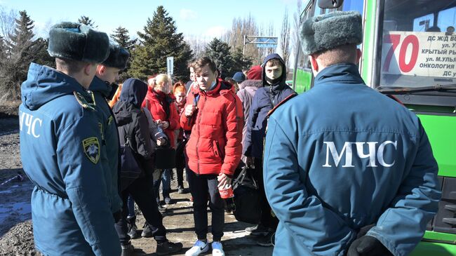 Сотрудники МЧС ДНР оказывают помощь гражданам у контрольно-пропускного пункта Успенка в Донецкой области