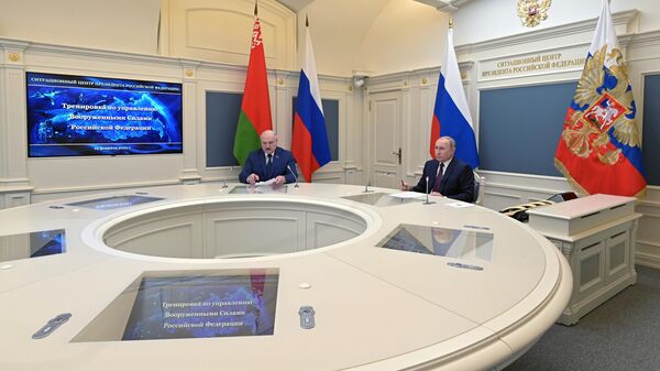 Президент РФ Владимир Путин и президент Белоруссии Александр Лукашенко наблюдают учениями за сил стратегического сдерживания России с пусками баллистических ракет