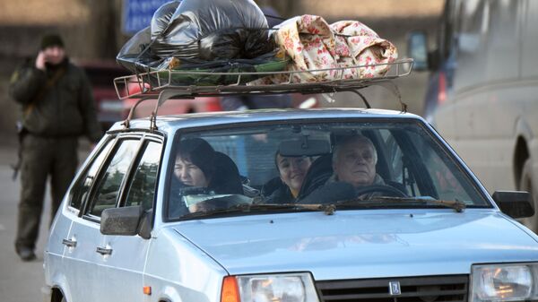 Граждане ДНР на легковом автомобиле у контрольно-пропускного пункта Успенка в Донецкой области