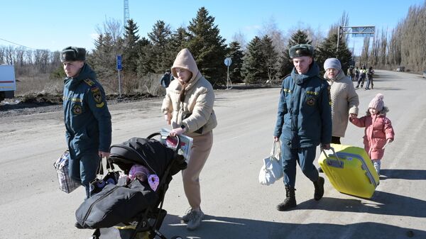 Сотрудники МЧС ДНР оказывают помощь гражданам у контрольно-пропускного пункта Успенка в Донецкой области