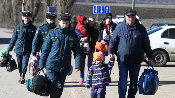 Сотрудники МЧС ДНР оказывают помощь гражданам у контрольно-пропускного пункта Успенка в Донецкой области