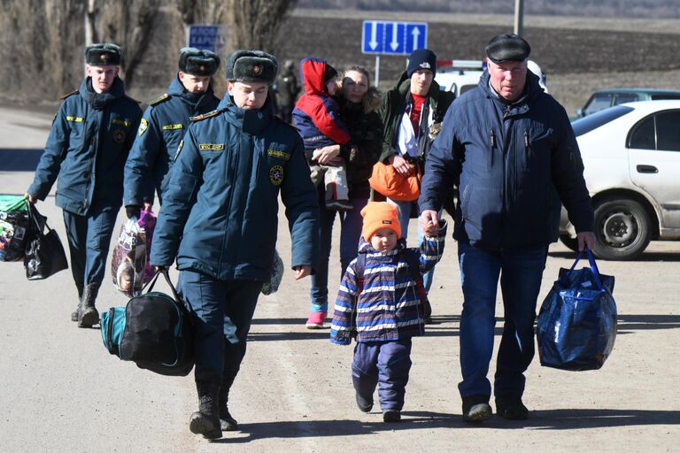 Сотрудники МЧС ДНР оказывают помощь гражданам у контрольно-пропускного пункта Успенка в Донецкой области