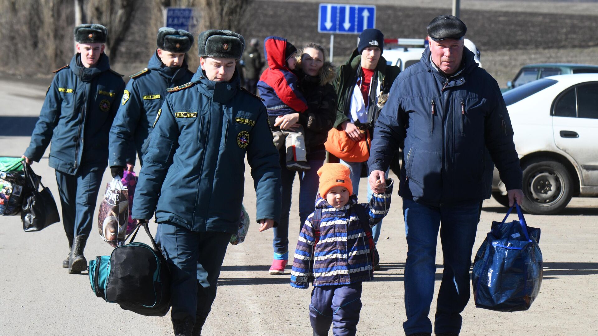 Сотрудники МЧС ДНР оказывают помощь гражданам у контрольно-пропускного пункта Успенка в Донецкой области - РИА Новости, 1920, 19.02.2022