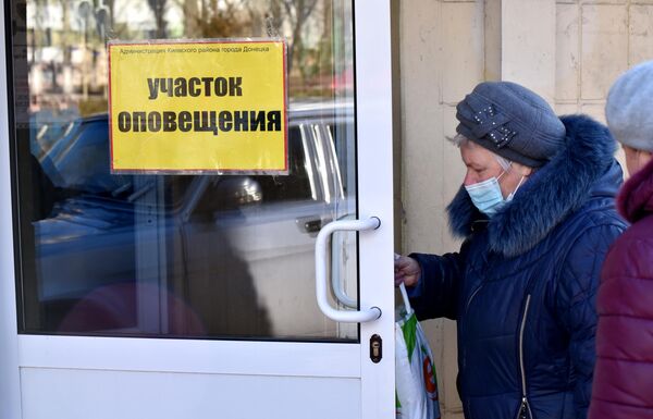 Жители Донецка заходят на участок оповещения в Администрации Киевского района во время массовой эвакуации на территорию России в Ростовскую область