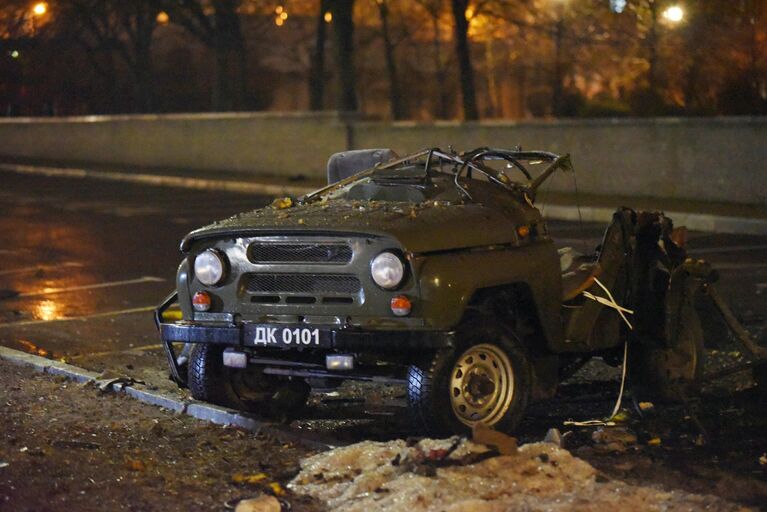 Поврежденная в результате взрыва автомашина в центре Донецка