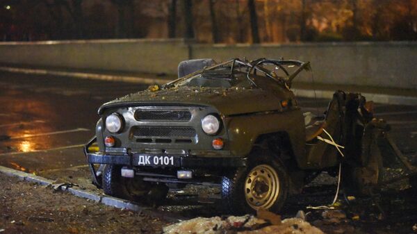 Поврежденная в результате взрыва автомашина в центре Донецка