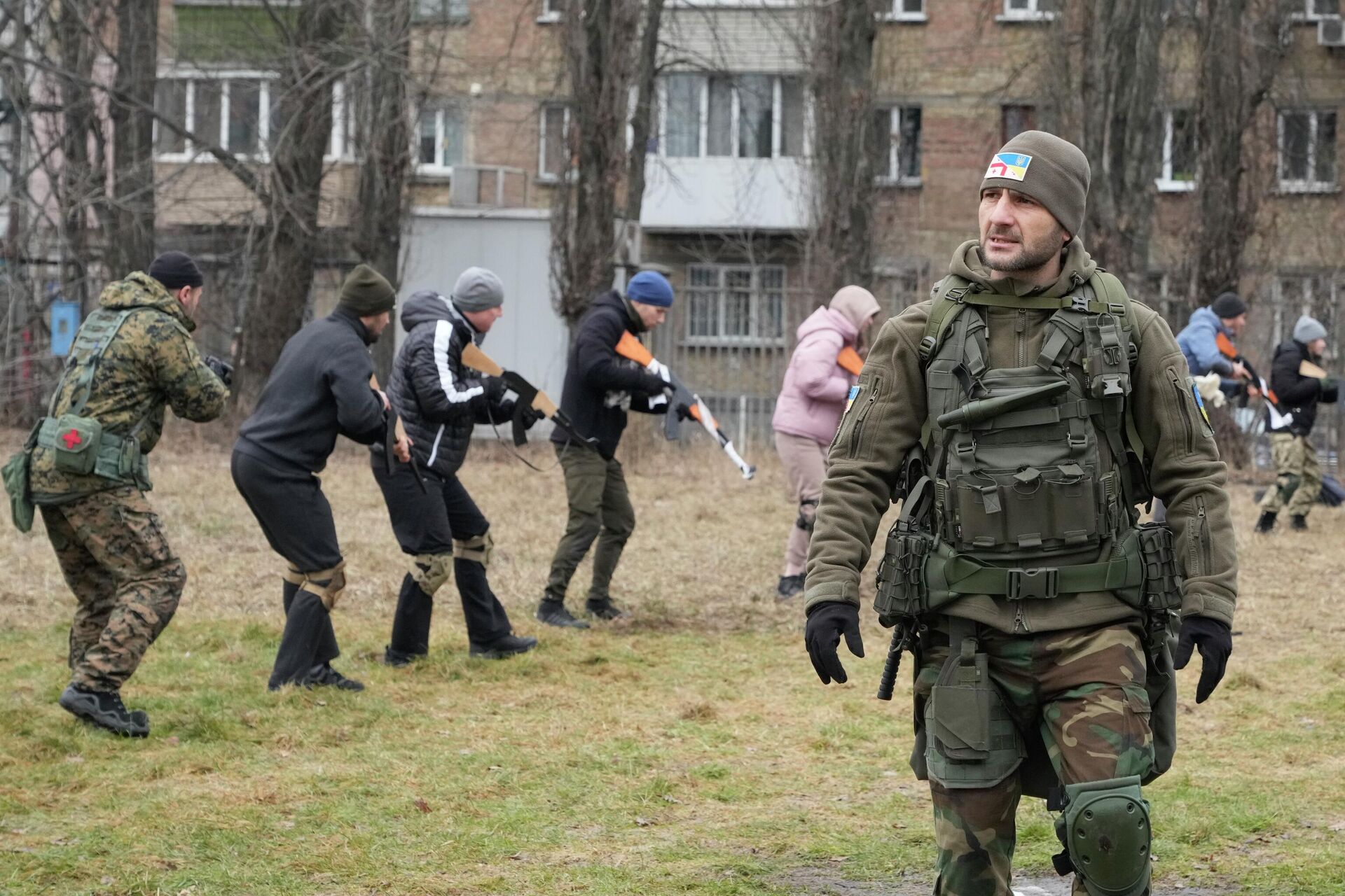 Инструктор во время тренировки Грузинского легиона в Киеве, Украина - РИА Новости, 1920, 26.04.2023