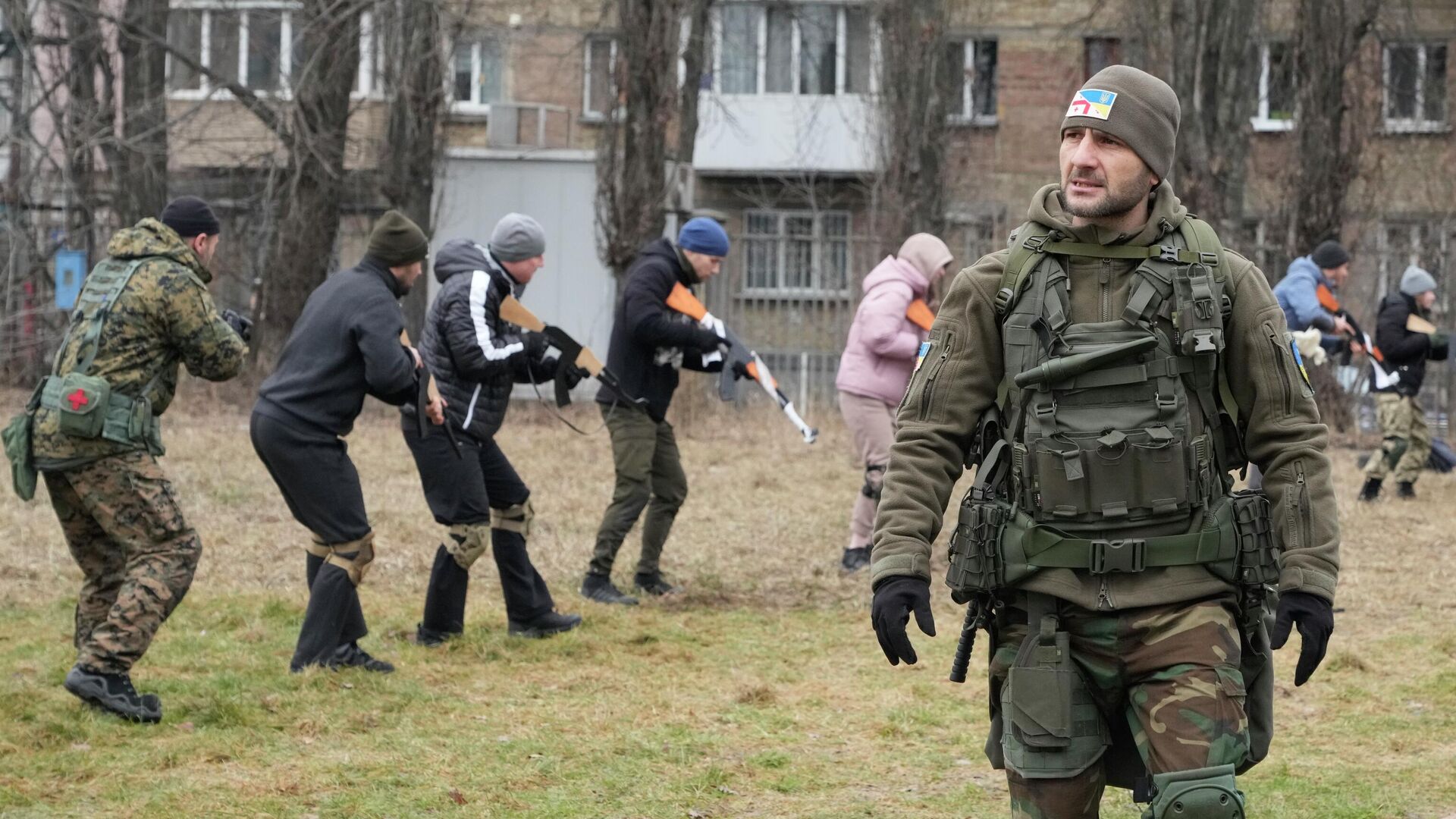 Инструктор во время тренировки Грузинского легиона в Киеве, Украина - РИА Новости, 1920, 16.04.2022