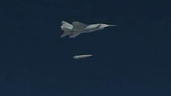 Пуск гиперзвуковых аэробаллистических ракет Кинжал в рамках учений сил стратегического сдерживания Гром-2022 Минобороны РФ. Стоп-кадр видео