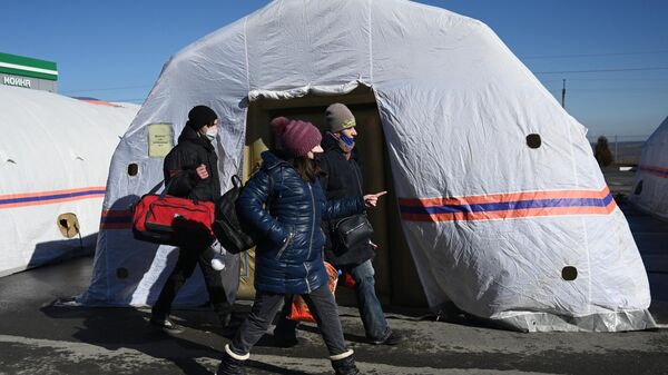 Люди на контрольно-пропускном пункте Матвеев Курган в Ростовской области