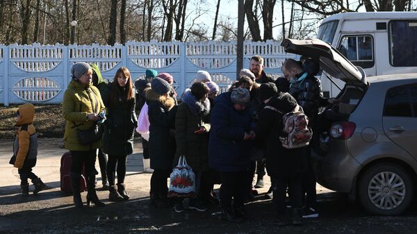 Беженцы из ДНР и ЛНР у детского оздоровительного центра Котлостроитель в Ростовской области, куда граждан привезли для временного размещения