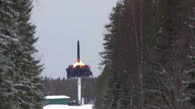 Запуск межконтинентальной баллистической ракеты Ярс