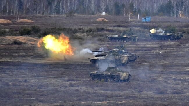 Военная техника во время учений на полигоне Обуз-Лесновский в Брестской области