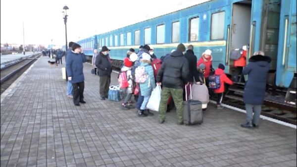 Жителей ДНР эвакуировали на поездах в Россию 