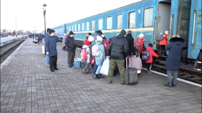 Жителей ДНР эвакуировали на поездах в Россию 