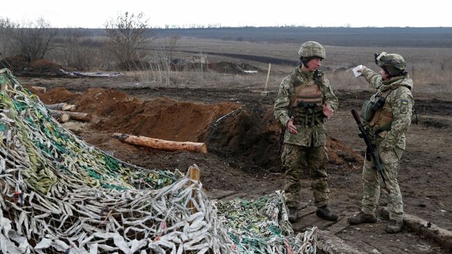 Украинские военнослужащие на линии соприкосновения в Донецкой области