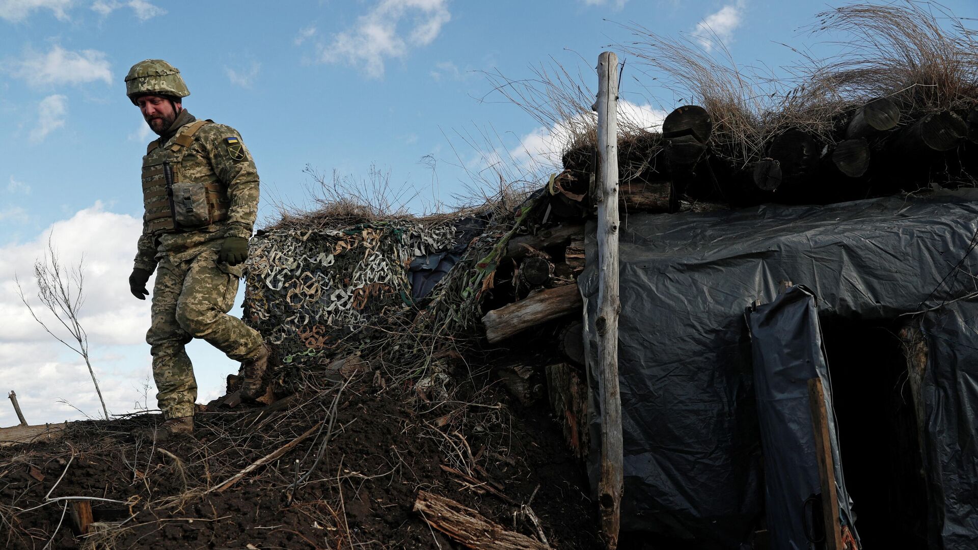 Украинский военнослужащий на линии соприкосновения в Донецкой области - РИА Новости, 1920, 20.02.2022