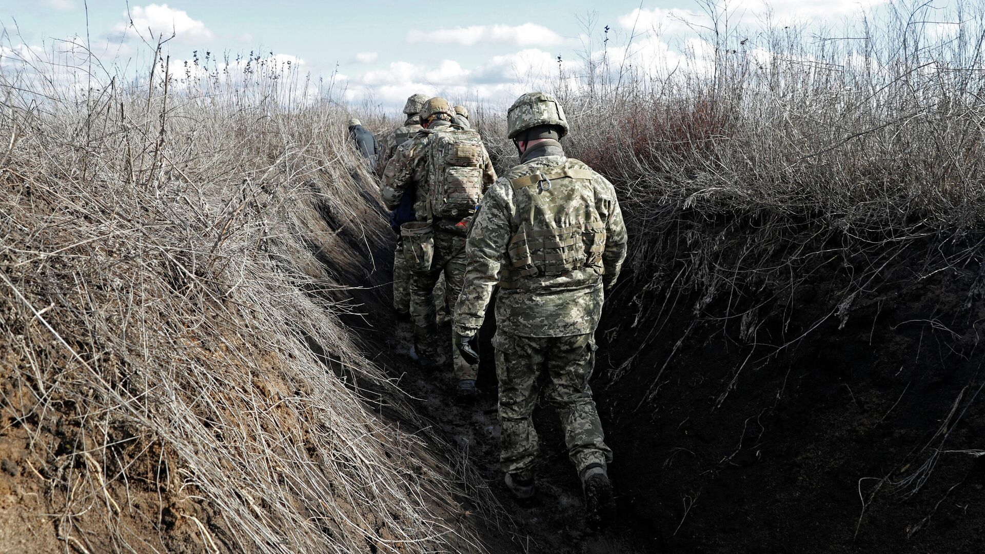 Украинские военнослужащие на линии соприкосновения в Донецкой области - РИА Новости, 1920, 20.02.2022