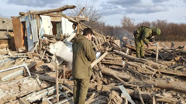 Сотрудники правоохранительных органов России на месте попадания одного из снарядов в Ростовской области