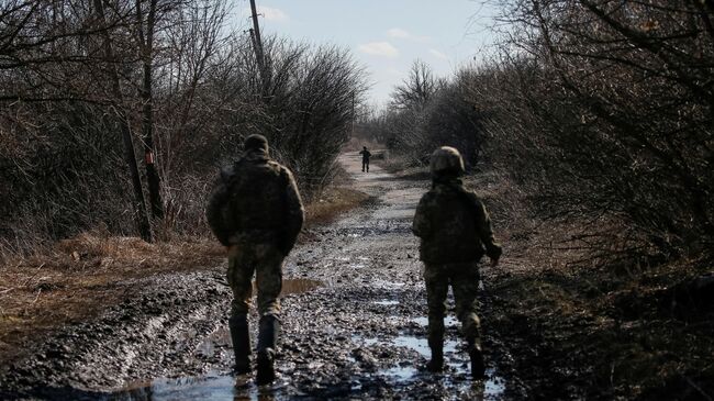 Украинские военнослужащие на линии соприкосновения в Донецкой области