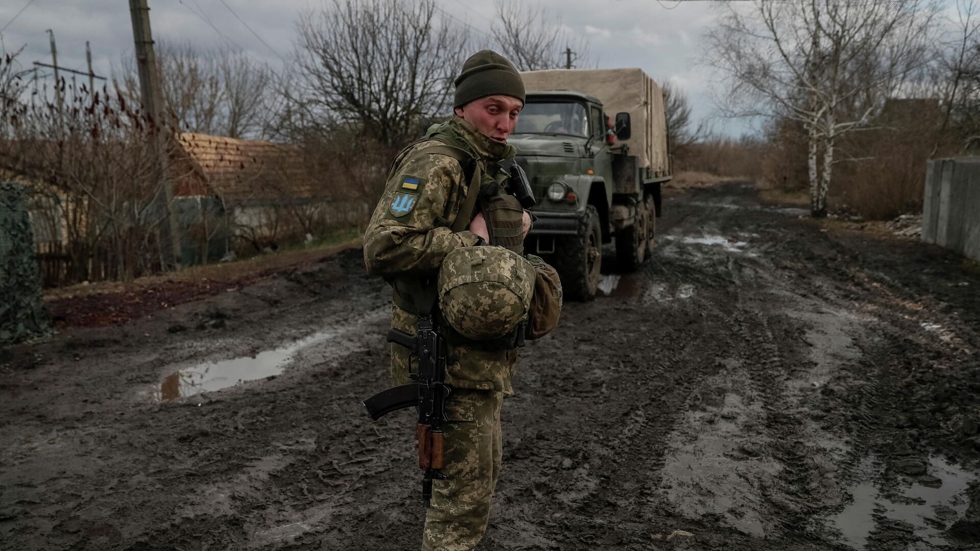 Украинский военнослужащий на линии соприкосновения в Донецкой области - РИА Новости, 1920, 27.02.2022