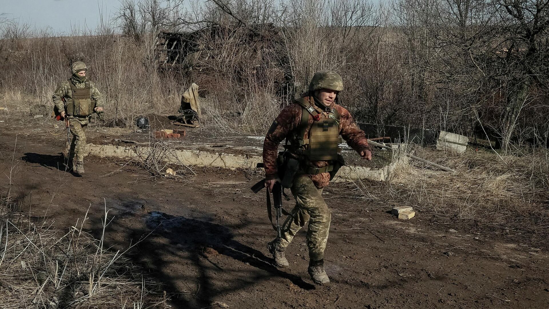 Украинские военнослужащие на линии соприкосновения в Донецкой области - РИА Новости, 1920, 21.02.2022