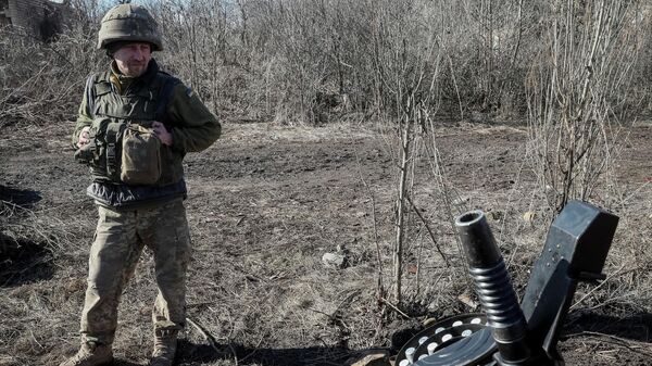 Украинский военнослужащий на линии соприкосновения