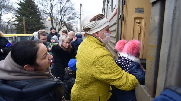 Жители Донецкой народной республики  на железнодорожной станции Донецк-2 во время эвакуации на территорию России в Ростовскую область