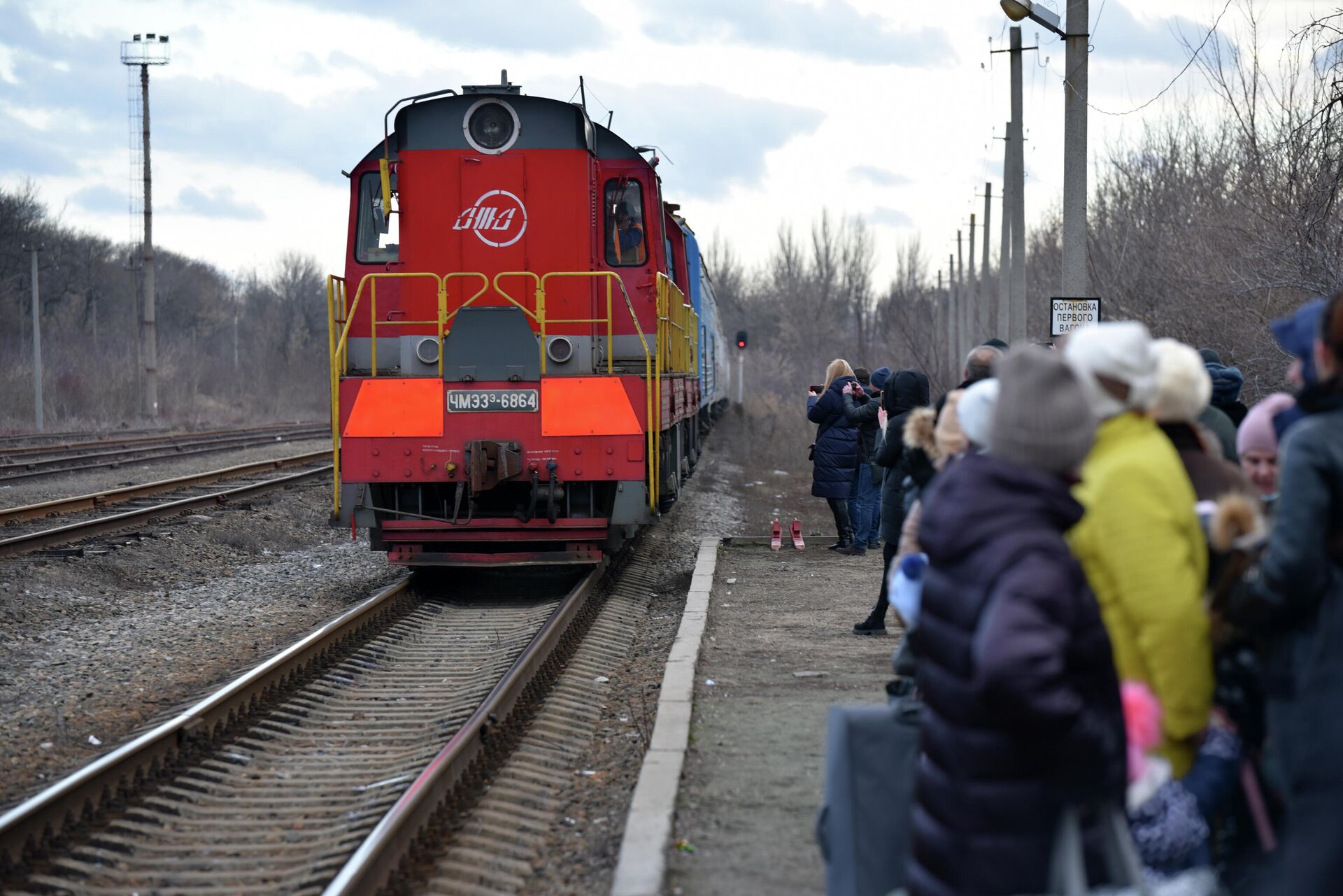 Жители Донецкой народной республики  на железнодорожной станции Донецк-2 во время эвакуации на территорию России в Ростовскую область - РИА Новости, 1920, 22.03.2022