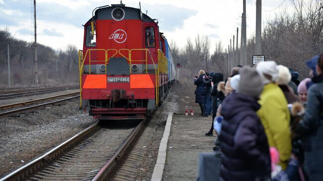 Жители Донецкой народной республики  на железнодорожной станции Донецк-2 во время эвакуации на территорию России в Ростовскую область