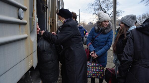 Жители Донецкой народной республики  на железнодорожной станции Донецк-2 во время эвакуации на территорию России в Ростовскую область