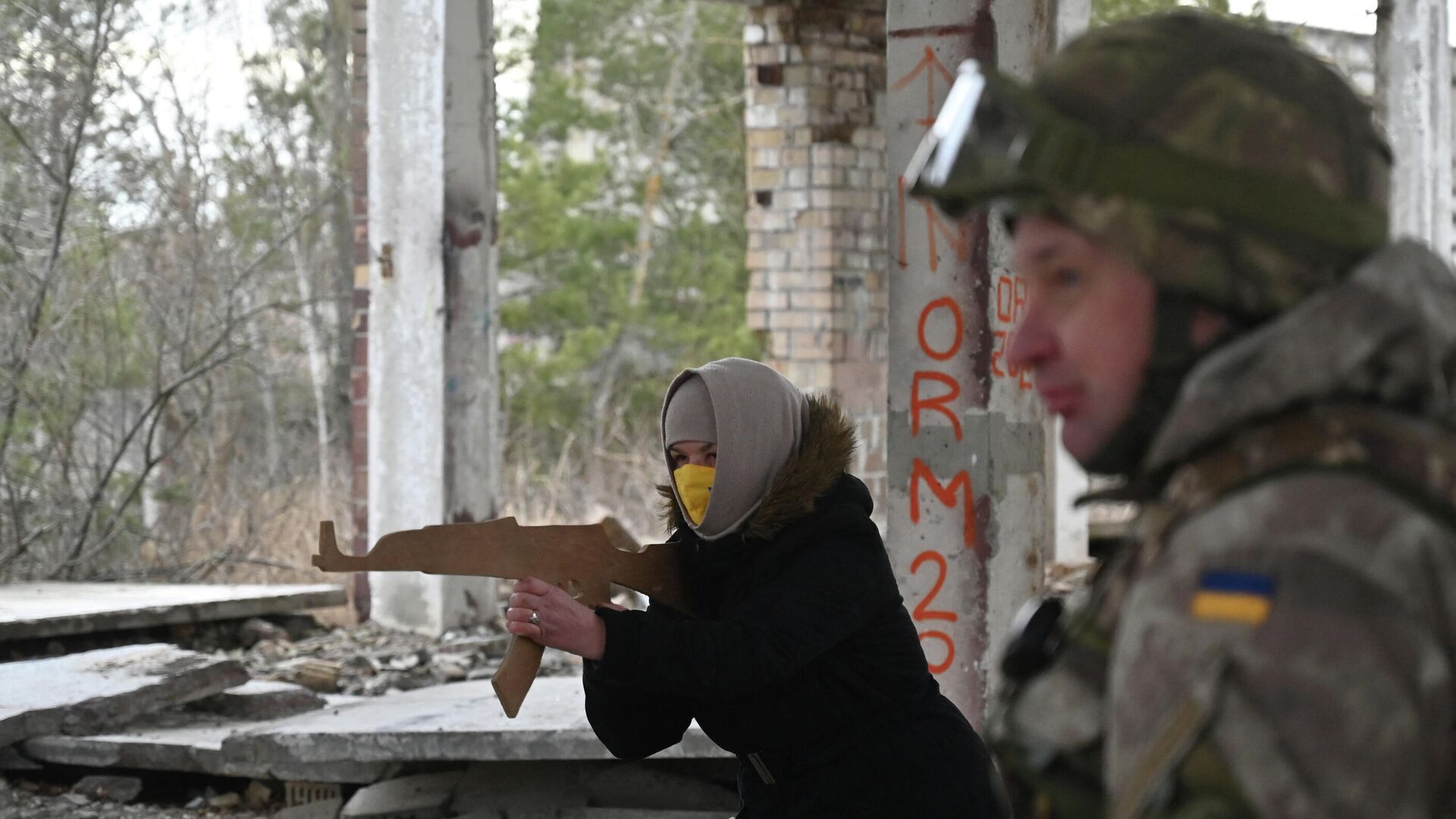 Местная жительница принимает участие в военных учениях для гражданского населения в Киеве, Украина. 19 февраля 2022 - РИА Новости, 1920, 20.02.2022