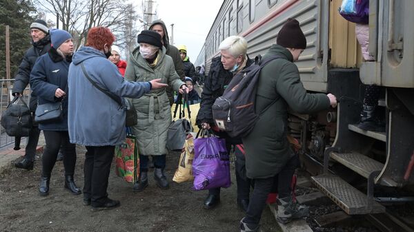 Жители ДНР на железнодорожной станции Донецк-2 во время эвакуации в Ростовскую область