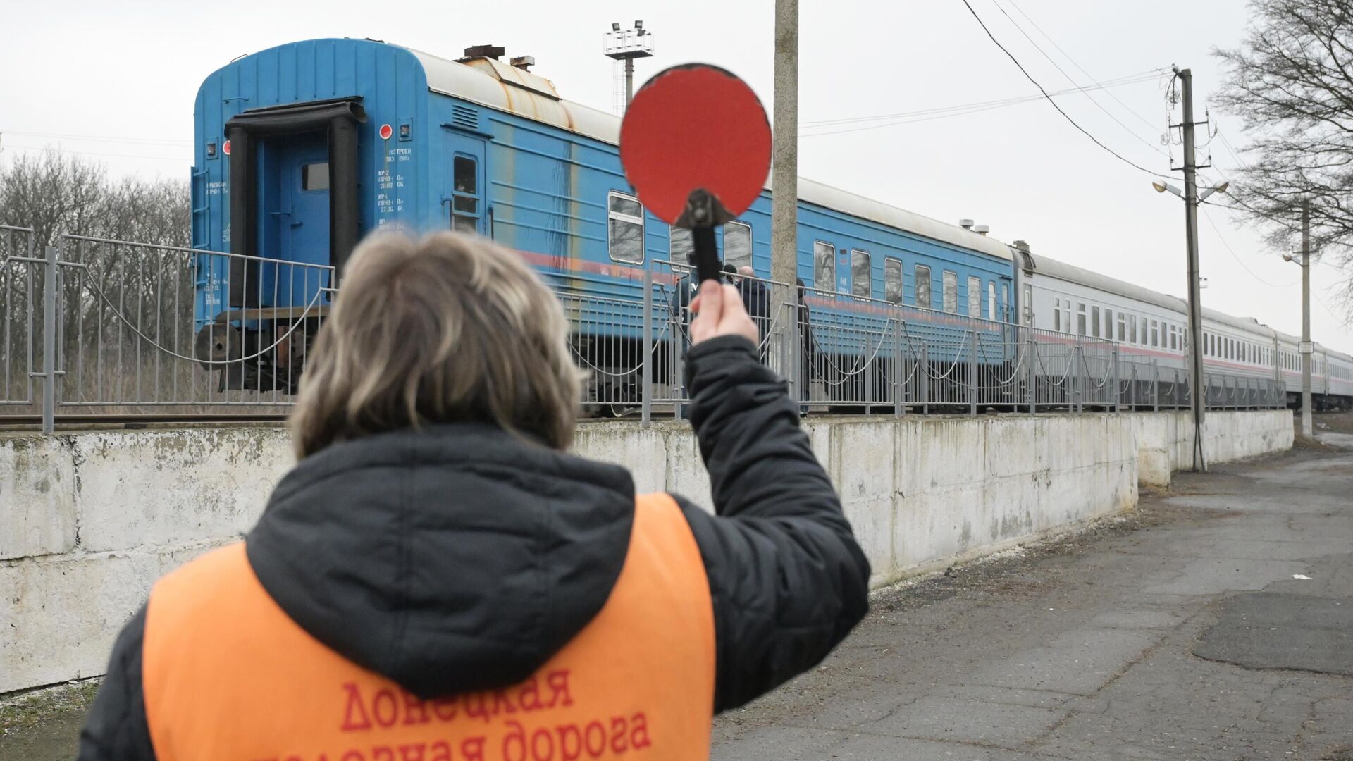 Отправление поезда с железнодорожной станции Донецк-2 во время эвакуации на территорию России - РИА Новости, 1920, 20.02.2022