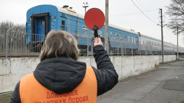 Отправление поезда с железнодорожной станции Донецк-2 во время эвакуации на территорию России