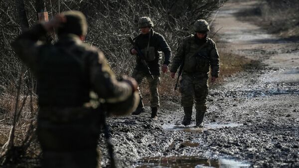 Украинские военнослужащие на линии соприкосновения в Донецкой области