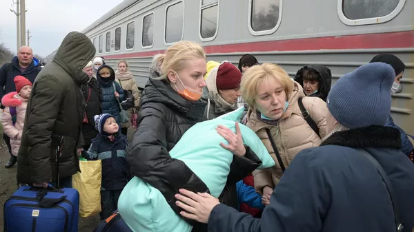 Κάτοικοι του DPR στο σιδηροδρομικό σταθμό Donetsk-2 κατά τη διάρκεια της εκκένωσης στην περιοχή του Ροστόφ