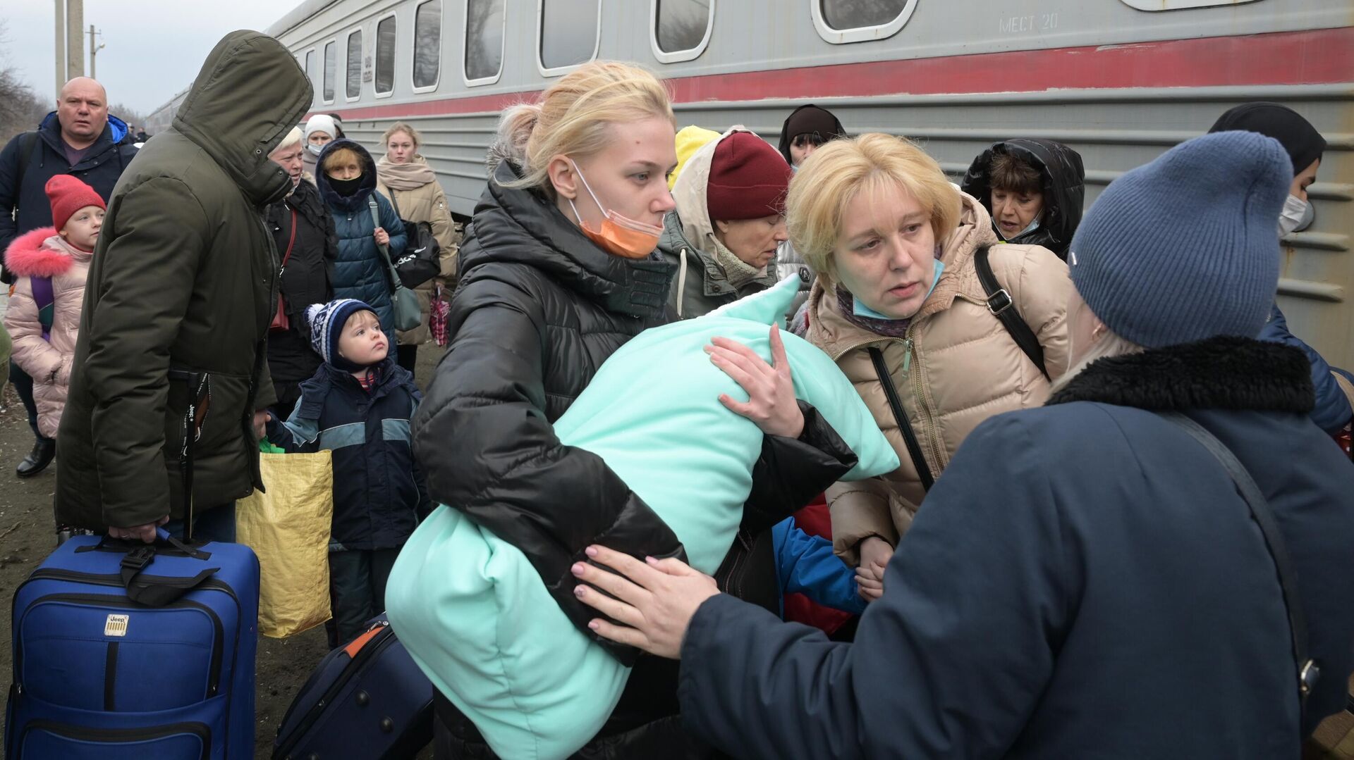 Жители ДНР на железнодорожной станции Донецк-2 во время эвакуации в Ростовскую область - РИА Новости, 1920, 21.02.2022