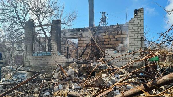 Последствия артиллерийского удара по населенному пункту Пионерское под Луганском