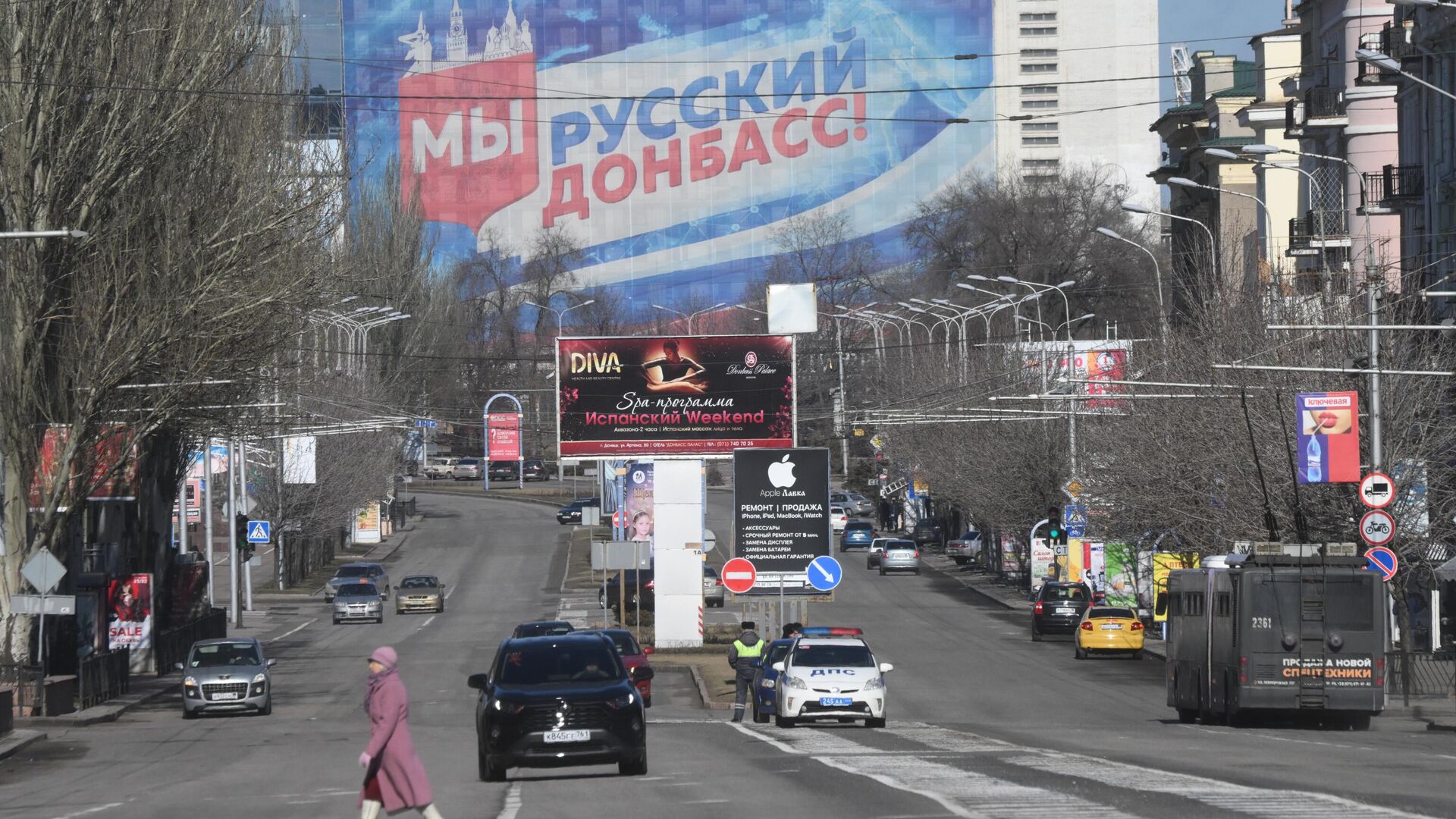 Автомобильное движение на одной из улиц в Донецке - РИА Новости, 1920, 21.02.2022