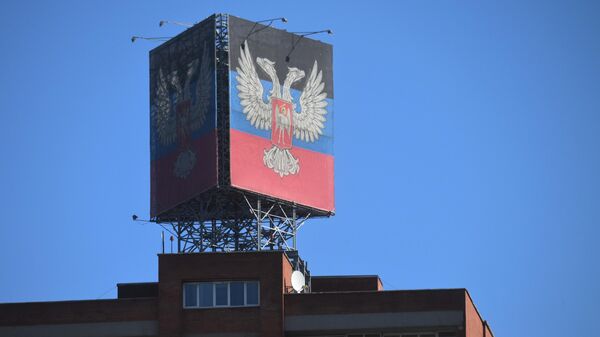 Баннер с флагом Донецкой народной республики на крыше одного из зданий в центре Донецка