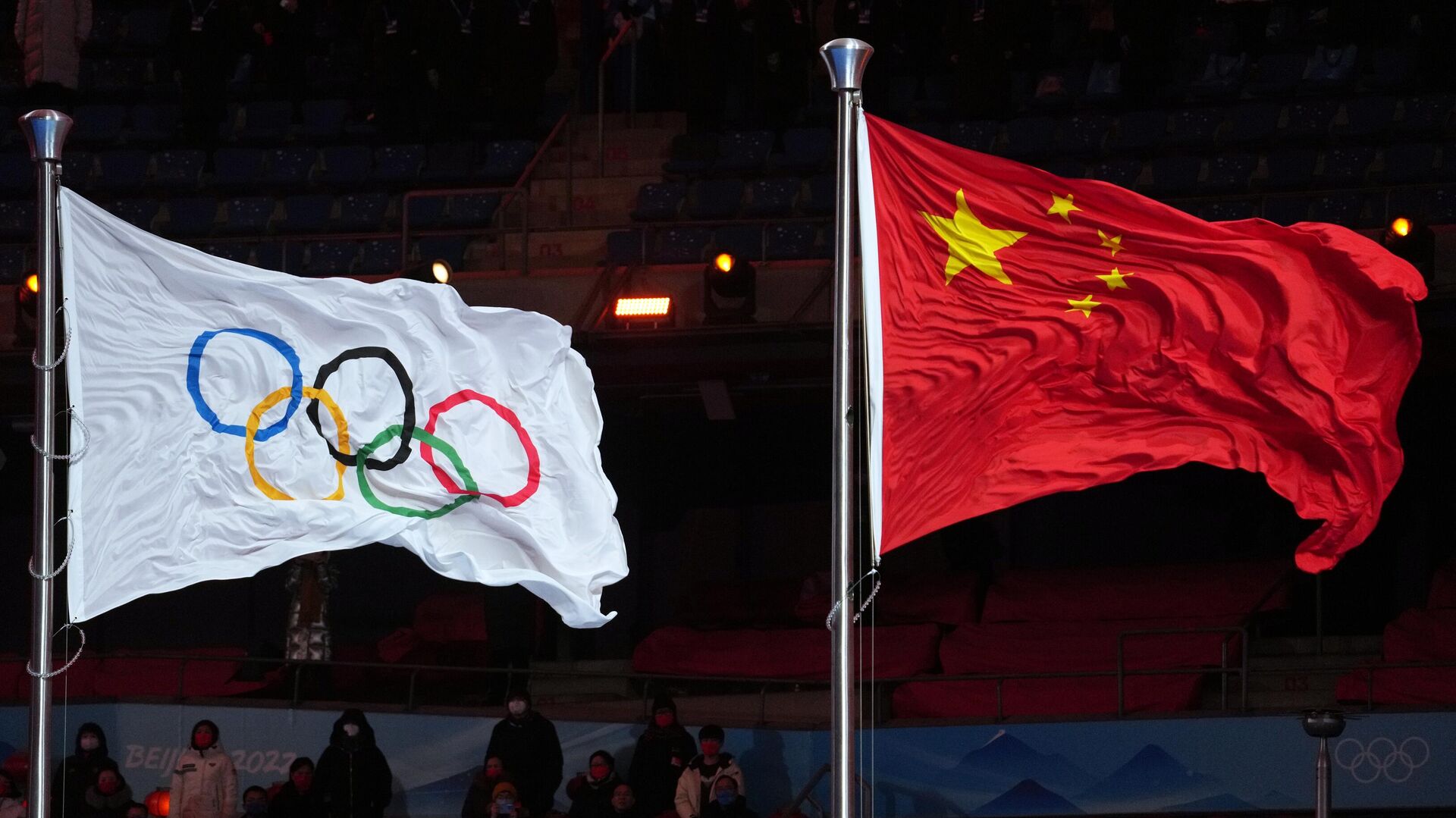 Флаги Международного олимпийского комитета (МОК) и КНР - РИА Новости, 1920, 20.02.2022