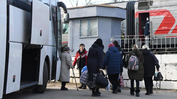 Жители Донецкой и Луганской народных республик перед посадкой в поезд на железнодорожном вокзале Таганрог-1 в Ростовской области