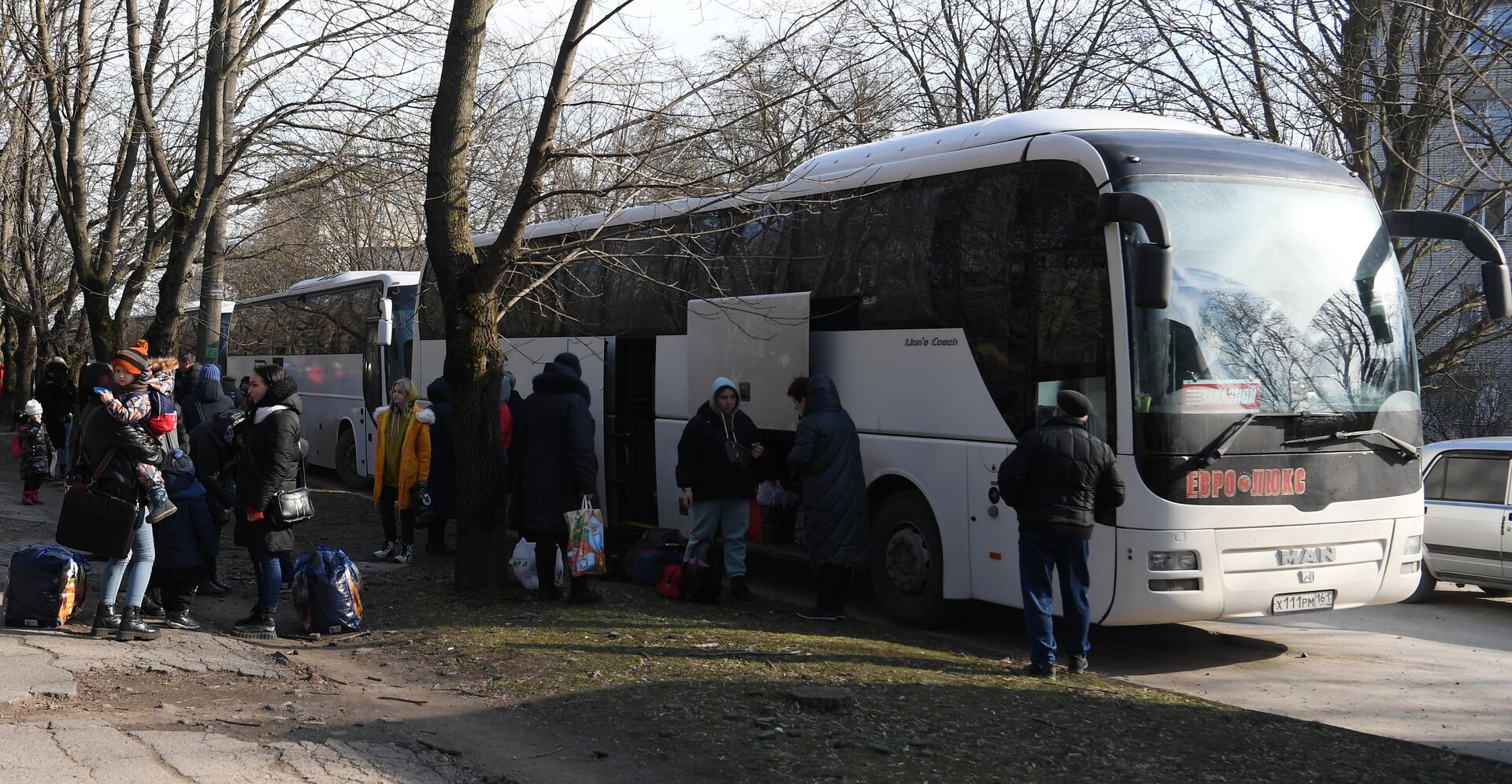 Автобусы, доставившие жителей из Донецкой и Луганской народных республик, у железнодорожного вокзала Таганрог-1 в Ростовской области - РИА Новости, 1920, 21.02.2022