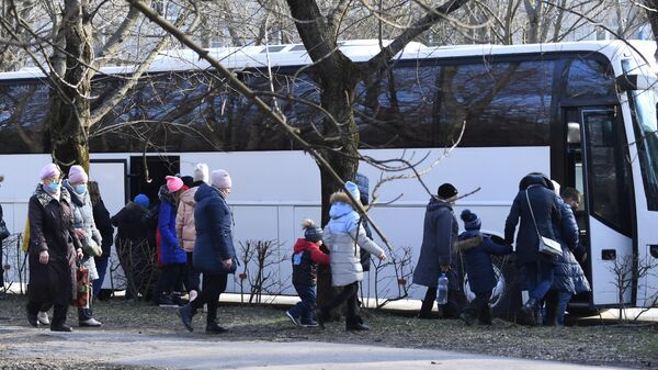 Автобус, доставивший жителей из Донецкой и Луганской народных республик, у железнодорожного вокзала Таганрог-1 в Ростовской области