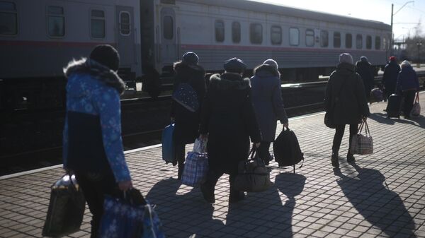 Жители ДНР на железнодорожной станции Ясиноватая в Донецкой области перед отправкой на на территорию России