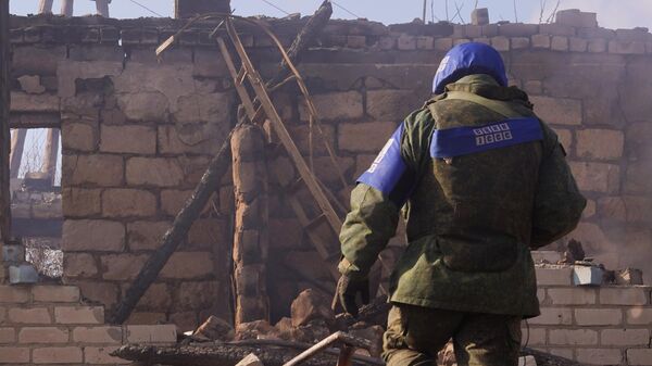 Представитель СЦКК у дома, пострадавшего от артиллерийского удара ВСУ в ЛНР