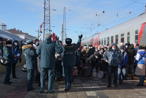 Жители Донбасса, прибывшие на железнодорожный вокзал Воронеж-1