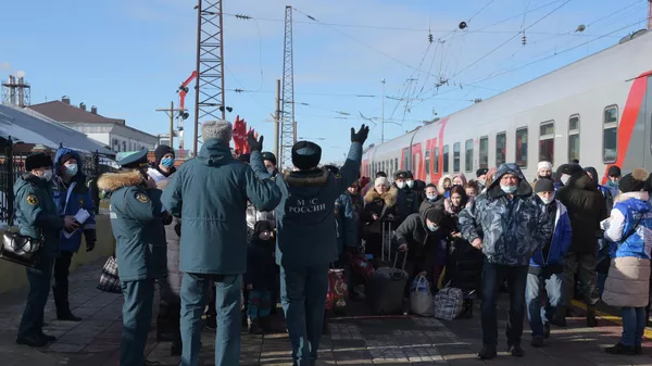 Κάτοικοι του Ντονμπάς που έφτασαν στο σιδηροδρομικό σταθμό Voronezh-1
