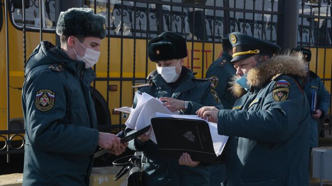 Сотрудники МЧС РФ во время встречи жителей Донбасса на железнодорожном вокзале Воронеж-1